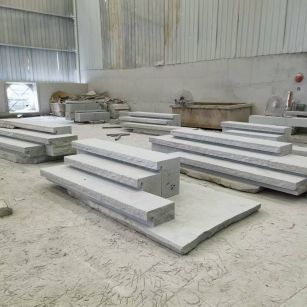 泉州 整石台阶（大面火烧+侧面自然面），出货前厂内拼装