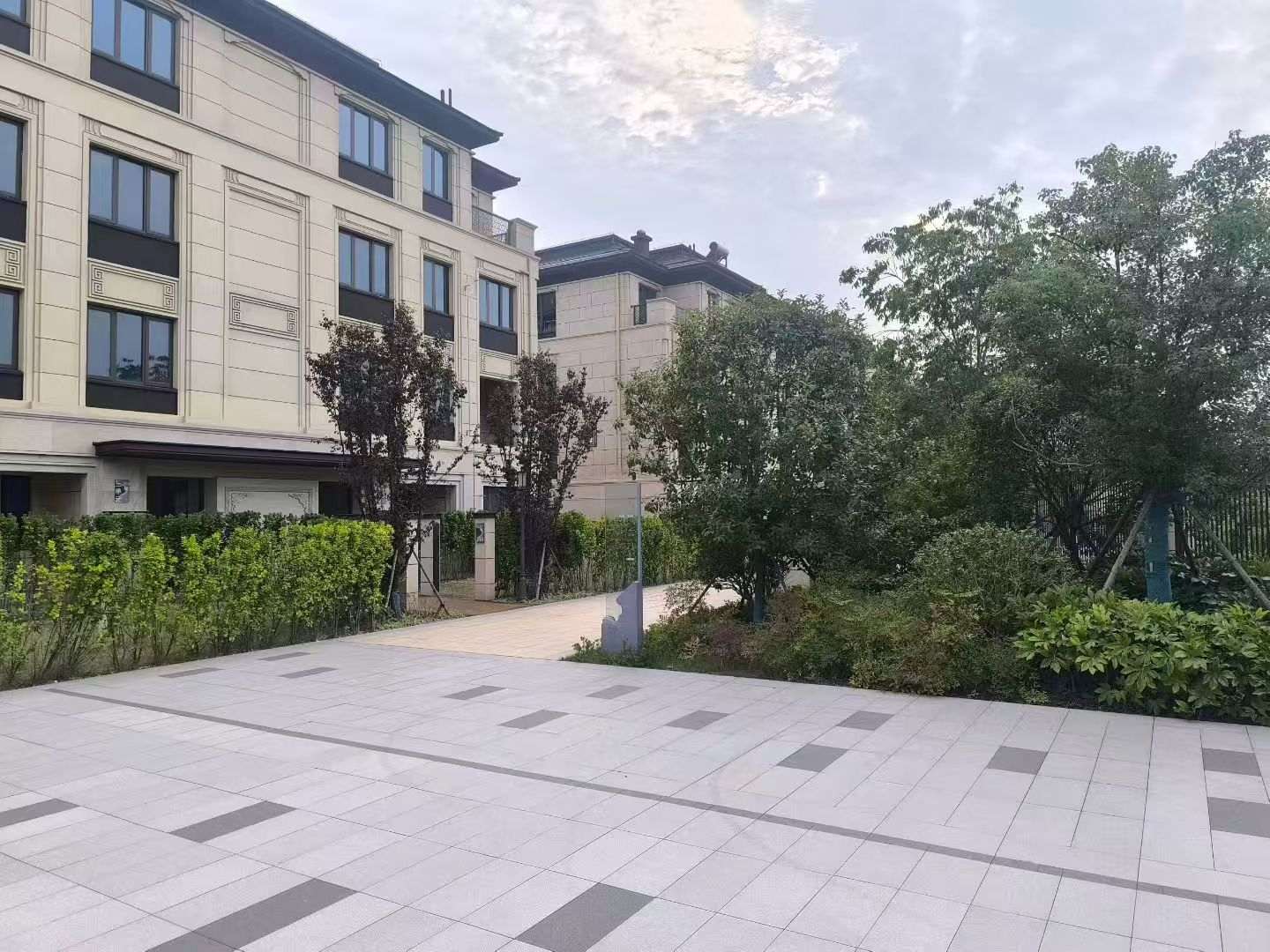 泉州 芝麻白与芝麻白搭配铺装，尺寸1200*600